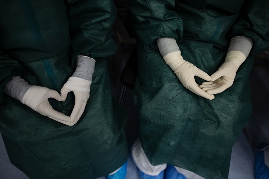 直击插管敢死队90秒：和患者口鼻相对，暴露高浓度病毒下