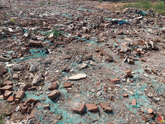 【啄木鸟在行动】章丘区卫国铝塑门窗附近建筑垃圾覆盖不全