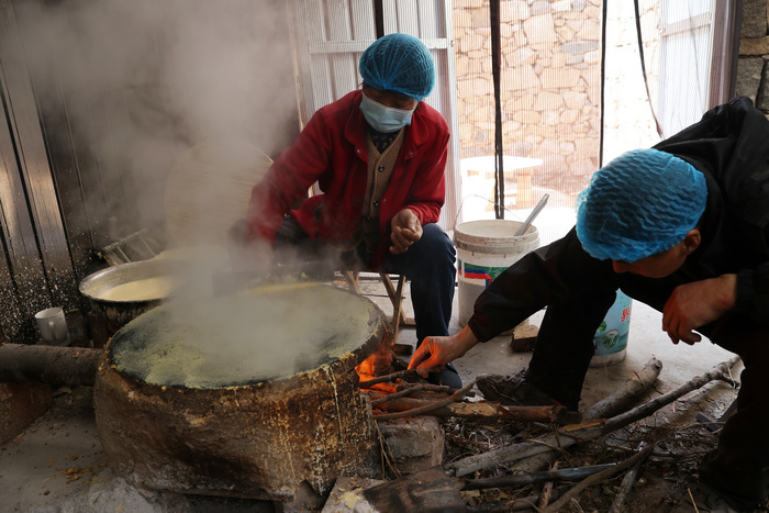 传统煎饼受青睐 龙年将至赶“订单”