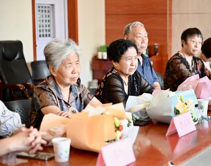 济微中学举办70周年校庆功勋教师座谈会
