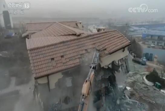 媒体曝光才止住违建脚步 “削山别墅”责任人被处分、撤职