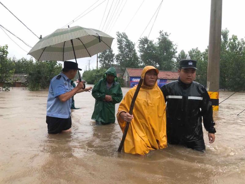 别怕，有我！山东公安全力防汛救灾，500名特警随时准备跨区域驰援