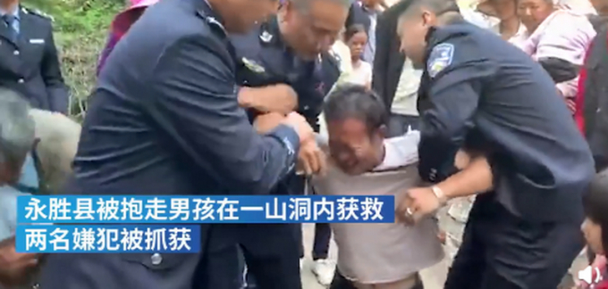 感动一幕！丽江被抱走3岁男孩父亲跪谢警察，男孩目前状况良好
