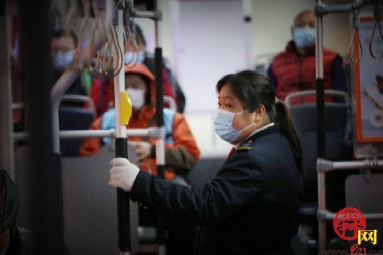 零点公交司机：日复一日 守望城市夜归人