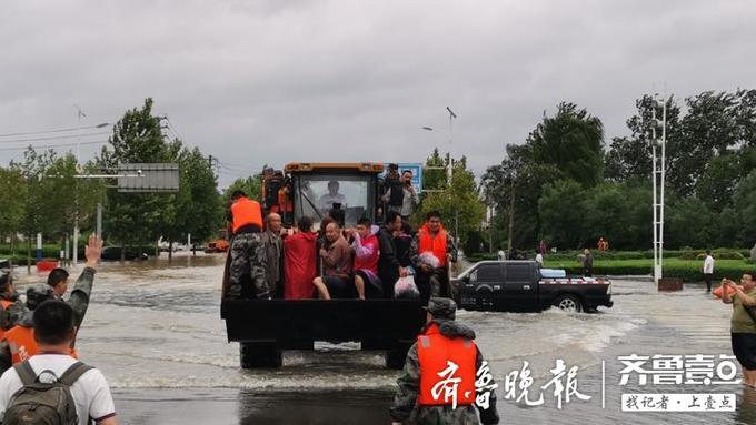 台风“利奇马”过境山东，章丘受暴雨侵袭，启动铲车救人！