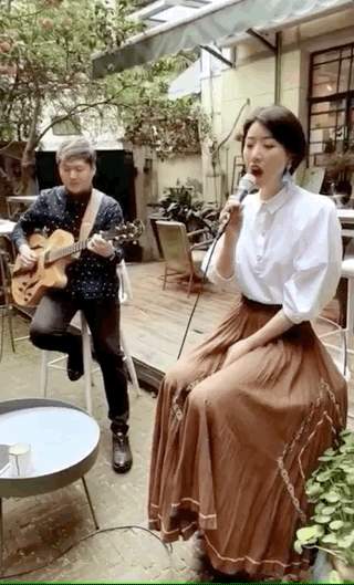 李亚鹏女友酒吧门口唱歌，两人许久未同框
