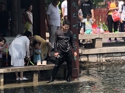 五龙潭救人小伙找到了!是公益队成员,救人不需要想