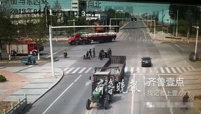 德州消防员归队途中偶遇车祸，第一时间下车救人！