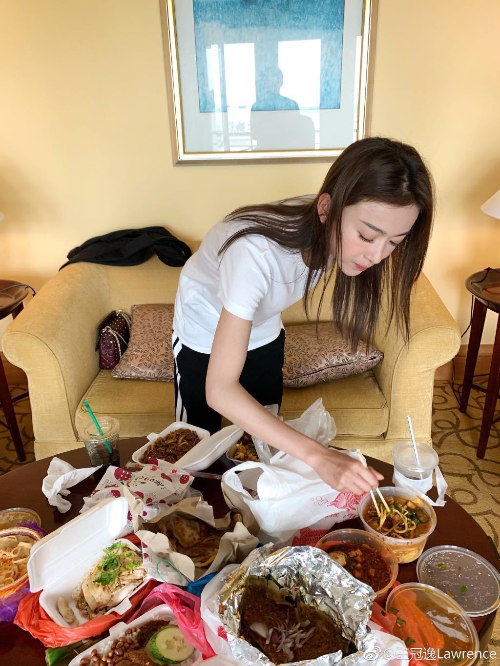 王冠逸微博晒与吴谨言合影 变身外卖小哥获赞无数