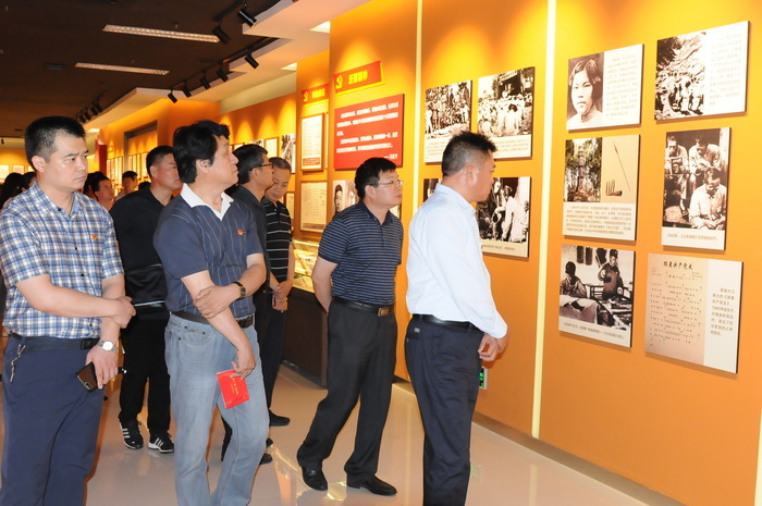 济南市残联组织观看“不忘初心、牢记使命”主题教育档案文献展