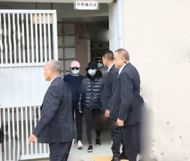 李嘉诚元旦拜祭亡妻,两儿子同行阵容大,李泽楷对感情三缄其口