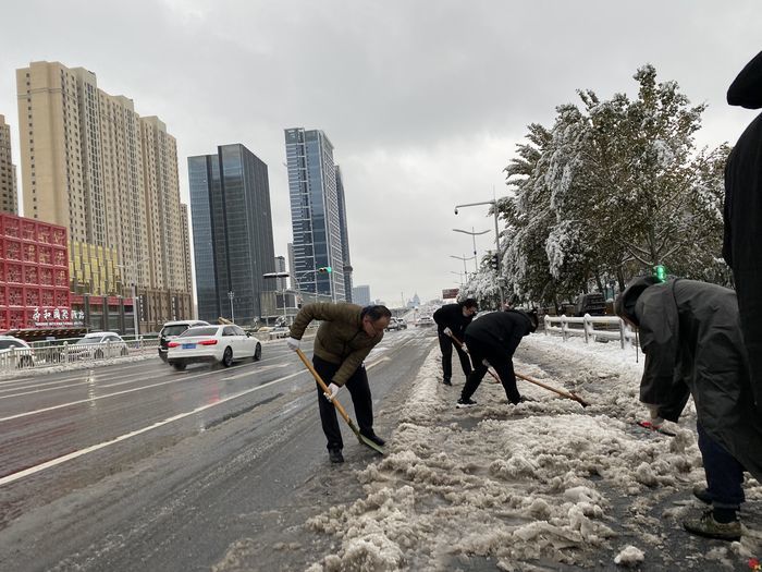 初雪暖情 槐荫区战风雪的温暖瞬间