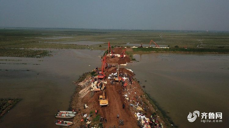 多台重型机械合力作业！航拍寿光弥河堤坝修复实况