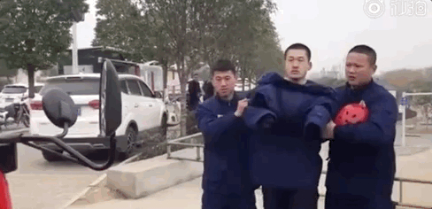 这一幕，让围观阿姨心疼连叫“我的娃儿！”