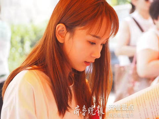 山东艺术学院迎新报到现场，学舞蹈的窈窕女孩，最小的16岁！