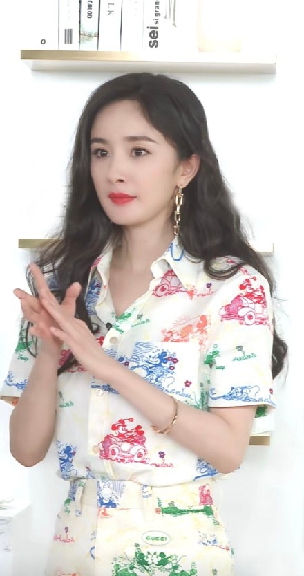 李佳琦道歉! 杨幂李佳琦直播 李佳琦紧张开黄腔怎么回事说了什么?