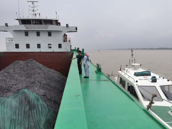 涂改船名引怀疑 上海海警查获近万吨涉走私煤炭