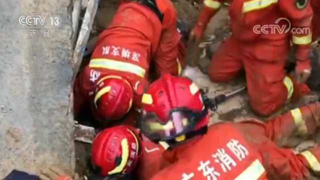 广东降雨还将持续 有市民用木板当浮舟划船出门