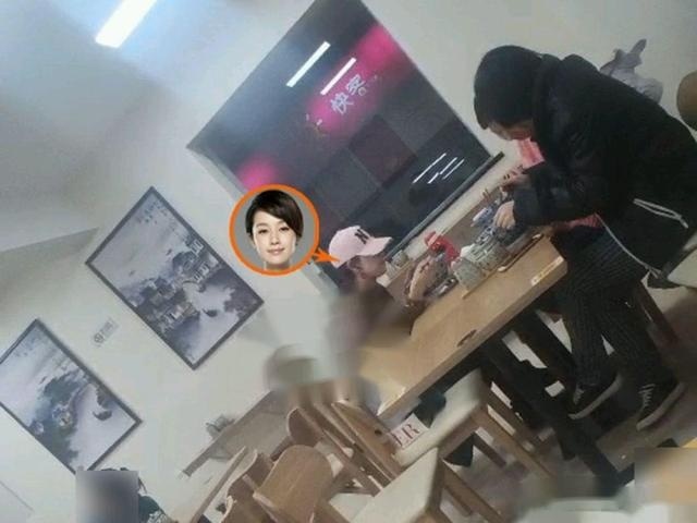 马伊琍街头现身一言不发，携助理路边吃小店太节俭