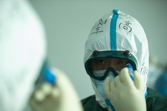 直击插管敢死队90秒：和患者口鼻相对，暴露高浓度病毒下