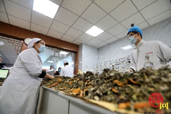 药剂师：能文能武 助人健康手有余香