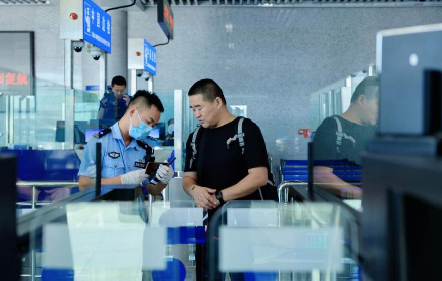 时隔近1300天重新启航，山东边检全力保障全省海港口岸国际客货班轮恢复通关