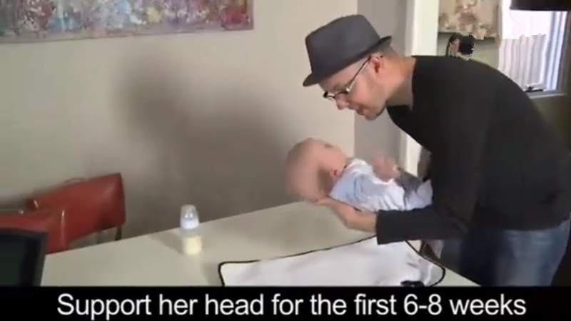 【新手爸爸抱女儿】全身都在用力，网友调侃：像是偷地雷