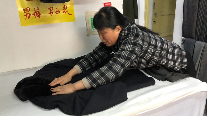 济南一对夫妻经营裁缝店32年：只要大家还需要，就会一直做下去  
