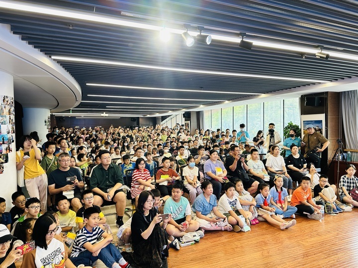 “动物小说大王”沈石溪亮相山东书城