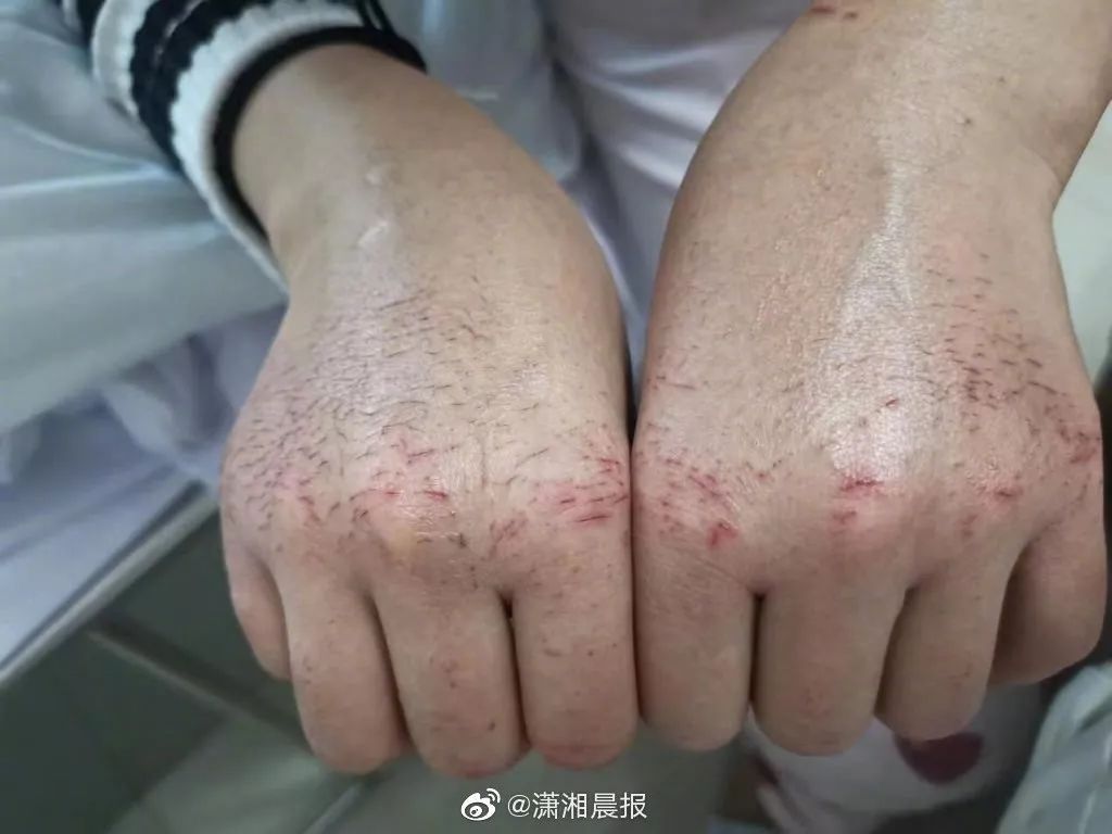 宅在家中的日子里，这13个普通人的故事，看哭了……