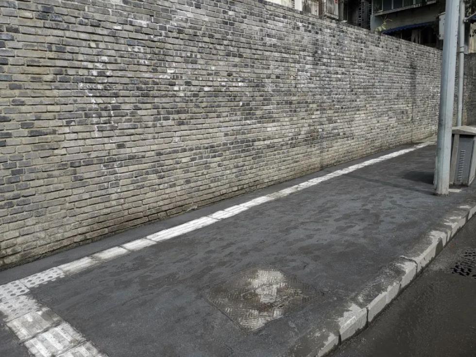 网友为成都街头“啃地石狮”设计了表情包，但它已被连夜搬离……