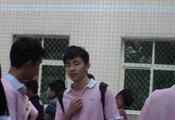 邓伦高中粉色校服青涩照曝光 网友：长得好看啥颜色都能驾驭