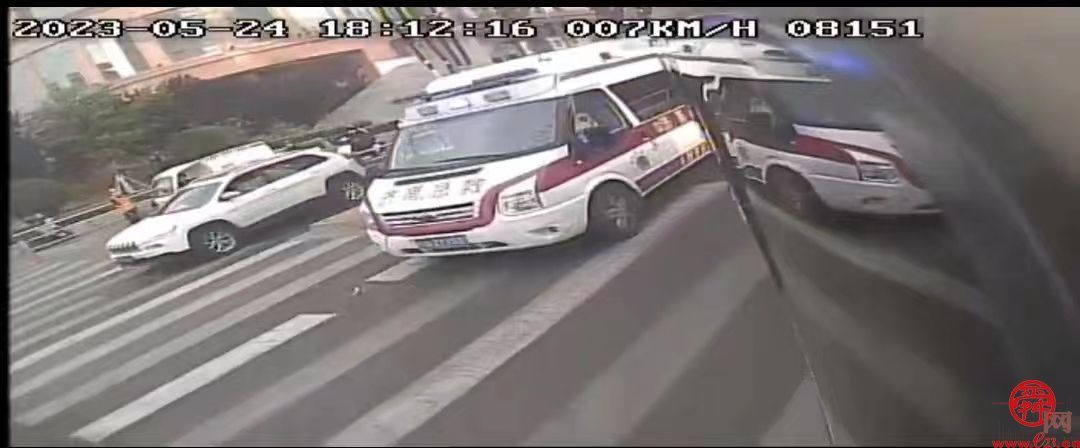济南公交驾驶员闯红灯为救护车让出抢救时间