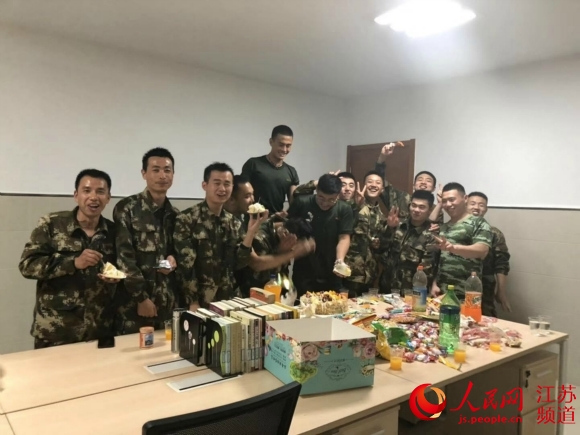 抢险间隙连吃11个包子！江苏太仓一消防员意外走红