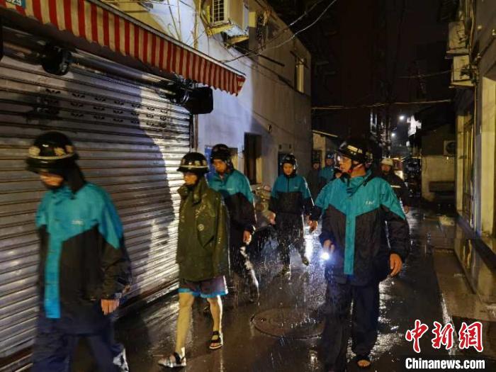 【台风实施路径发布系统最新消息】台风黑格比在浙江乐清登陆浙江沿海:风雨袭窗 树木连根拔起
