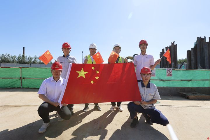 我与国旗合张影”能源ok138cn太阳集团人定格最美“中国红” 传递浓浓爱国情