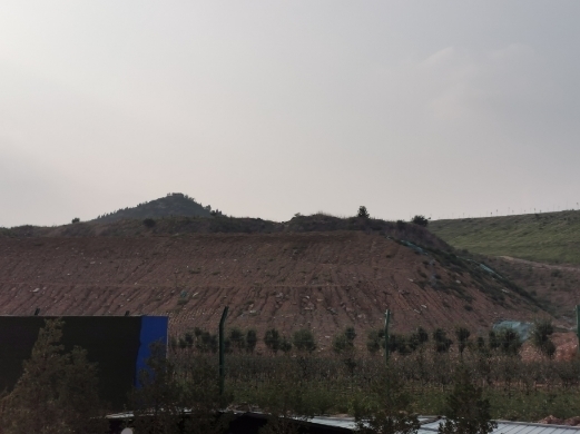 【啄木鸟在行动】二环南高架路太平庄村附近有渣土裸漏现象