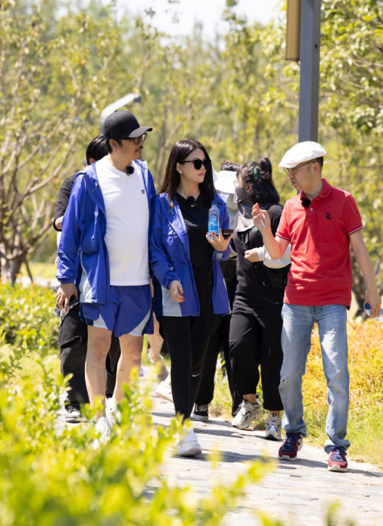 李湘王岳伦风波后合体现身|【吃瓜围观】李湘王岳伦风波后合体现身，夫妻全程牵手搂腰甜蜜爆表