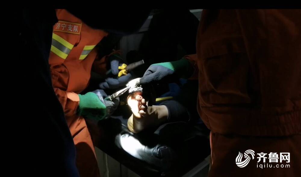 济宁一男子脚掌被钢板卡住 消防员8分钟解救大拇指