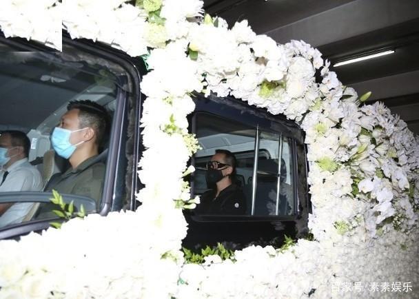 赌王遗体举行转交仪式|赌王遗体举行转交仪式！何猷龙捧遗照露面，二太三太四太都未出席