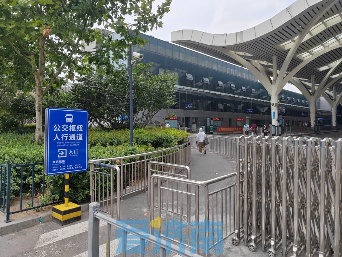 济南西站公交枢纽新增便民通道，市民可从南门直通公交站台