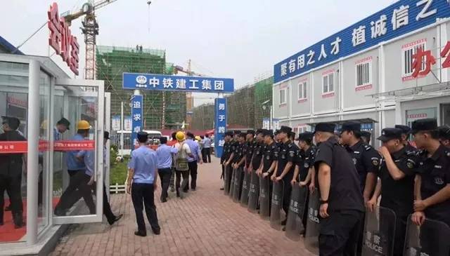 青岛两男子公然猥亵女性并纠集工友袭警，7人被刑拘