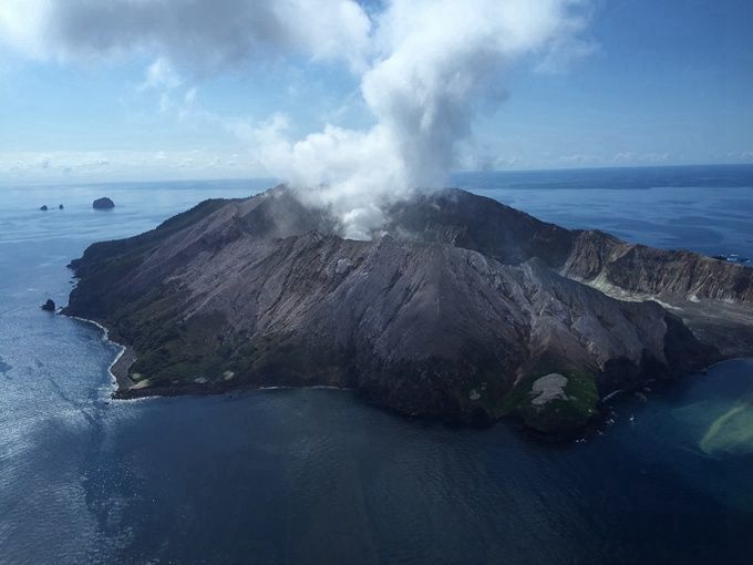 新西兰警方将登陆怀特岛寻找火山喷发失踪者 目前该岛火山活动较为剧烈