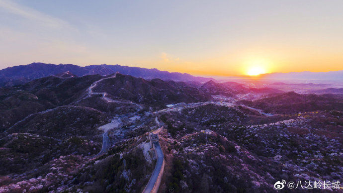 3名游客在八达岭长城墙体上刻字，警方：行拘！