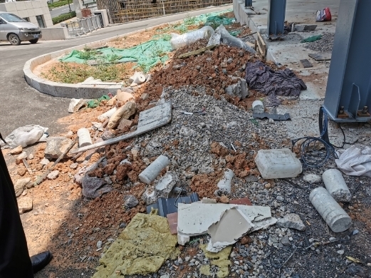 【啄木鸟在行动】龙奥北路、奥体东路交叉口东南角院内渣土及建筑垃圾裸露