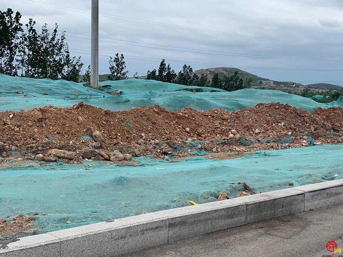 【啄木鸟在行动】章丘承山饭店附近渣土覆盖不全