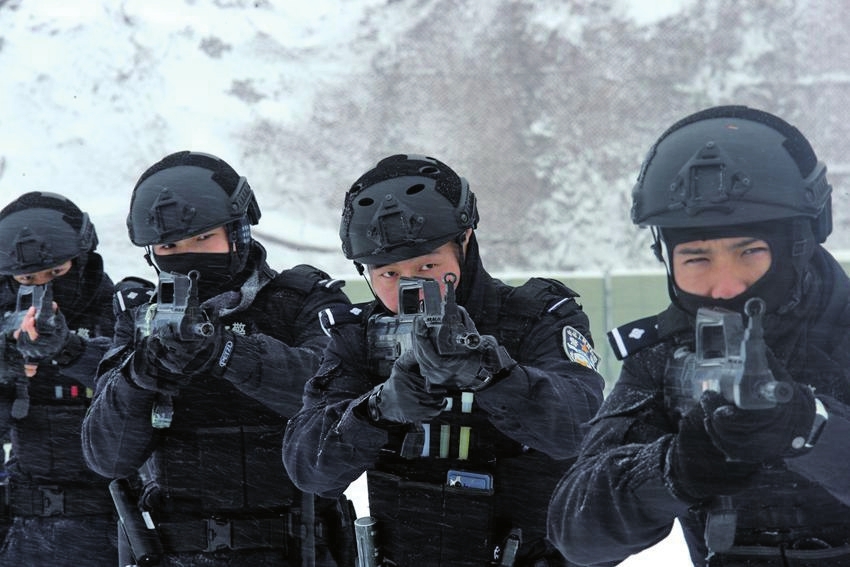 济南特巡警风雪大练兵