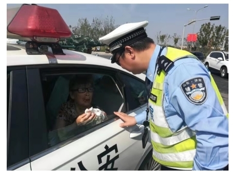 景区“丢人”“失物” 济南交警伸援手相助