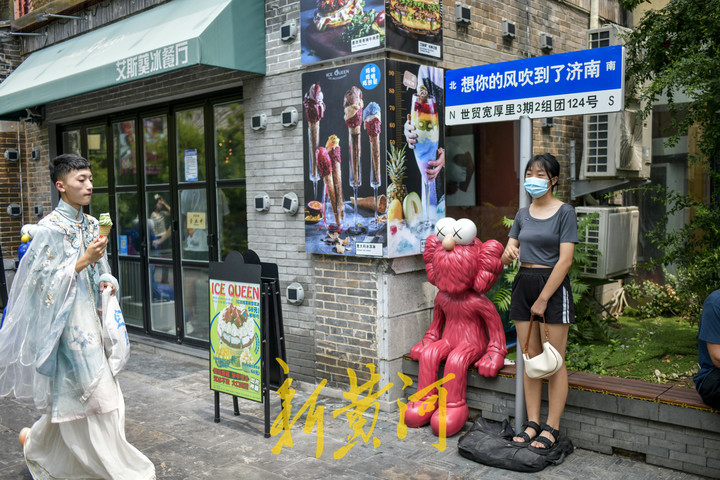 网红打卡路牌“吹”到泉城 双面印字能旋转