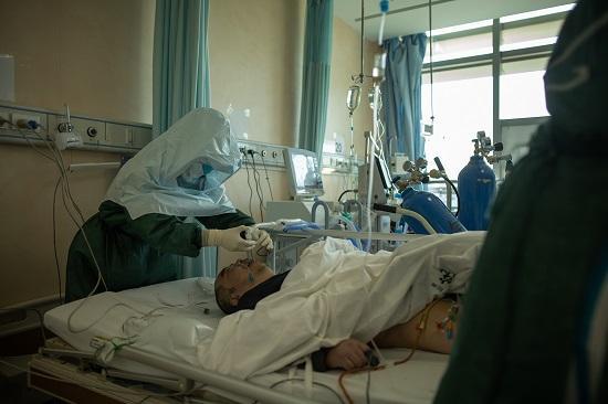 直击插管敢死队90秒：和患者口鼻相对，暴露高浓度病毒下